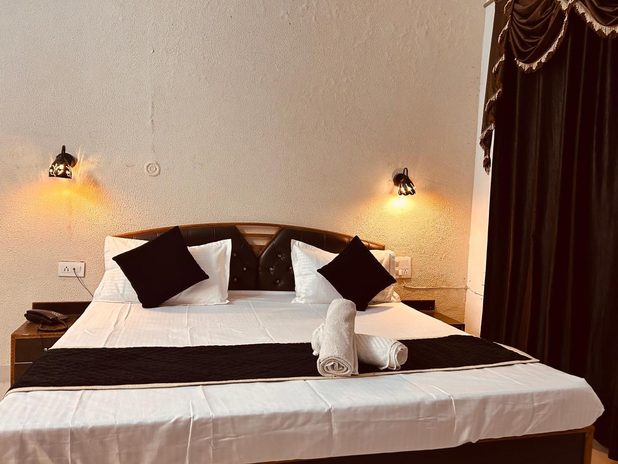 The For You Hotel & Restaurant Rishīkesh Extérieur photo