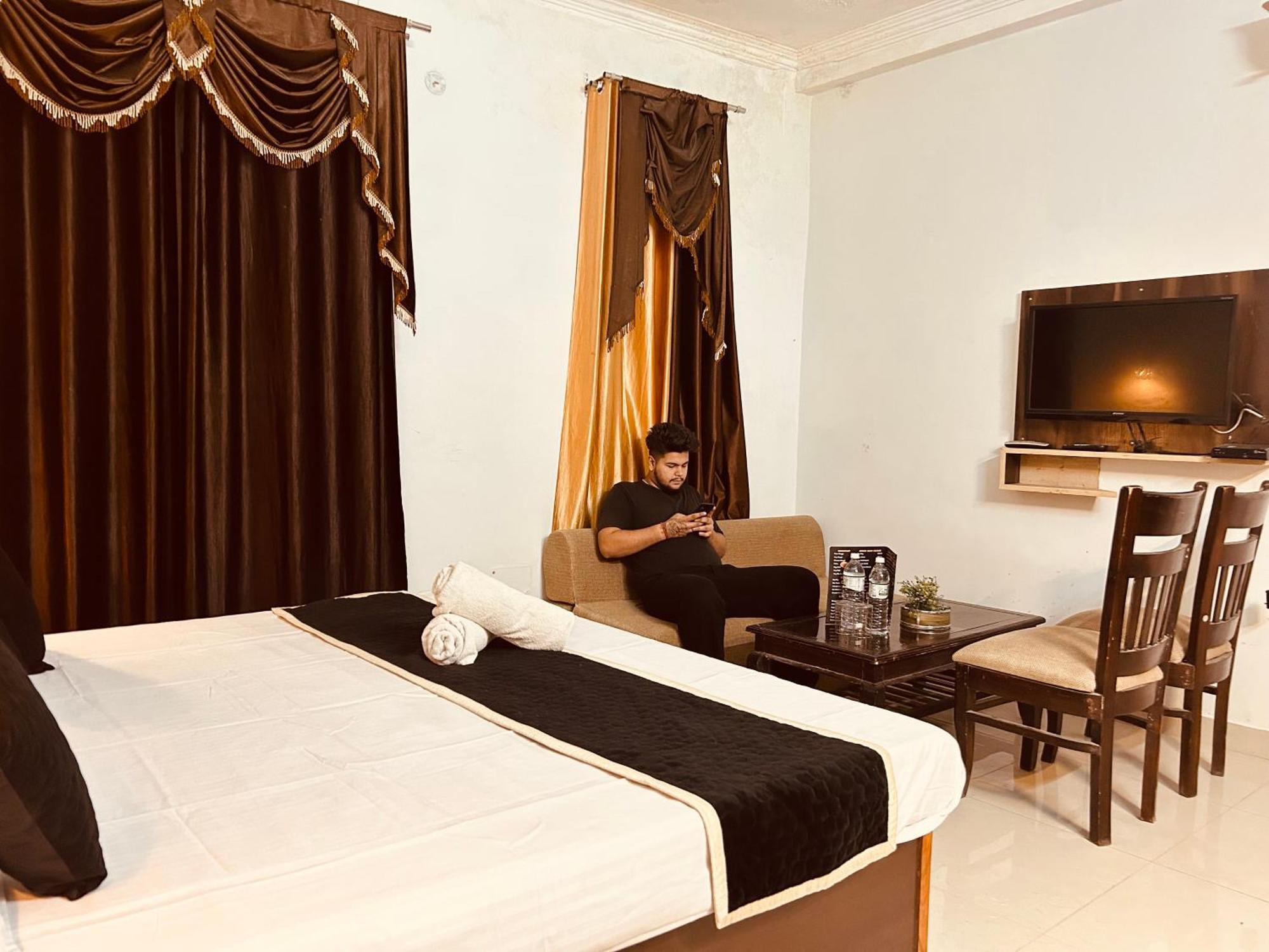 The For You Hotel & Restaurant Rishīkesh Extérieur photo