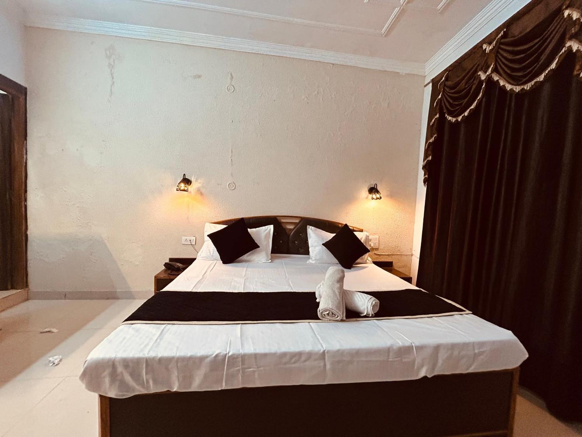 The For You Hotel & Restaurant Rishīkesh Extérieur photo
